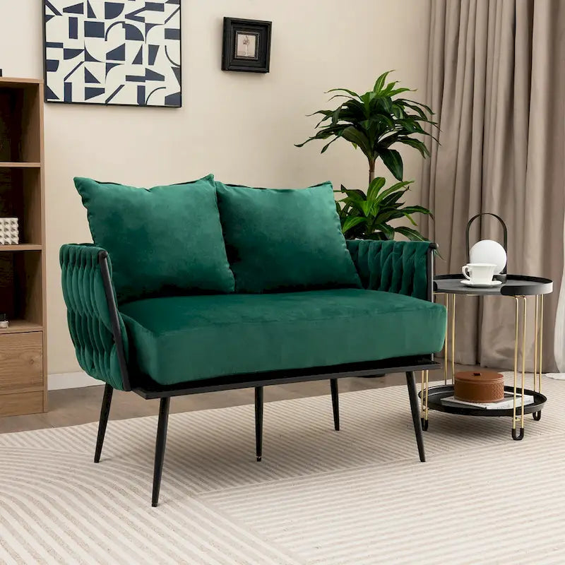 Samt-Loveseat mit geflochtenen Armlehnen und zwei Kissen