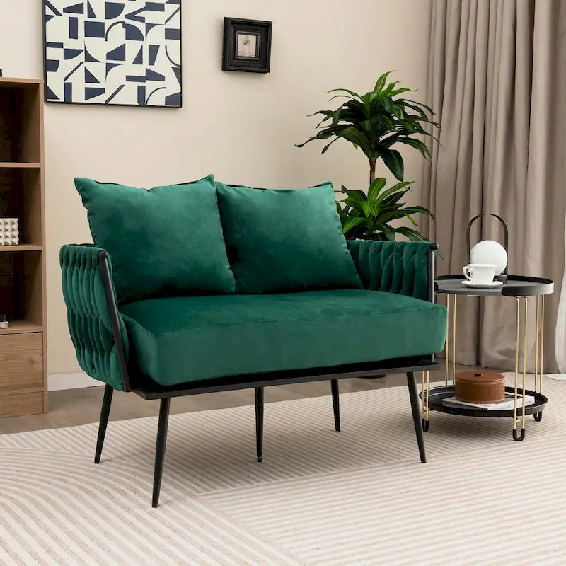 Samt-Loveseat mit geflochtenen Armlehnen und zwei Kissen