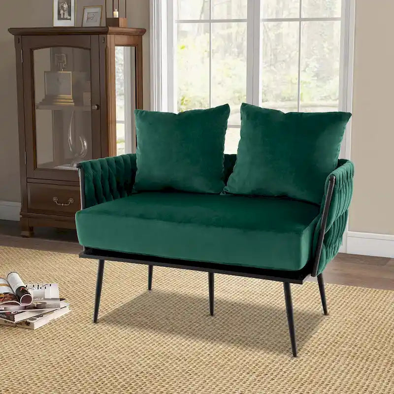 Samt-Loveseat mit geflochtenen Armlehnen und zwei Kissen
