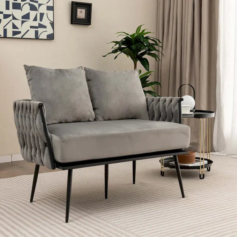 Samt-Loveseat mit geflochtenen Armlehnen und zwei Kissen