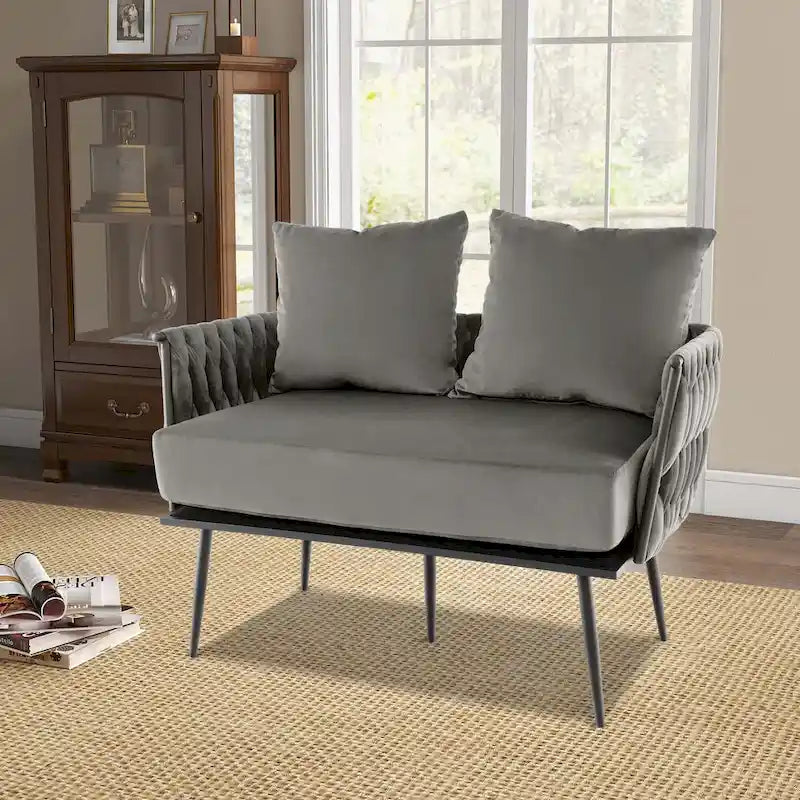 Samt-Loveseat mit geflochtenen Armlehnen und zwei Kissen