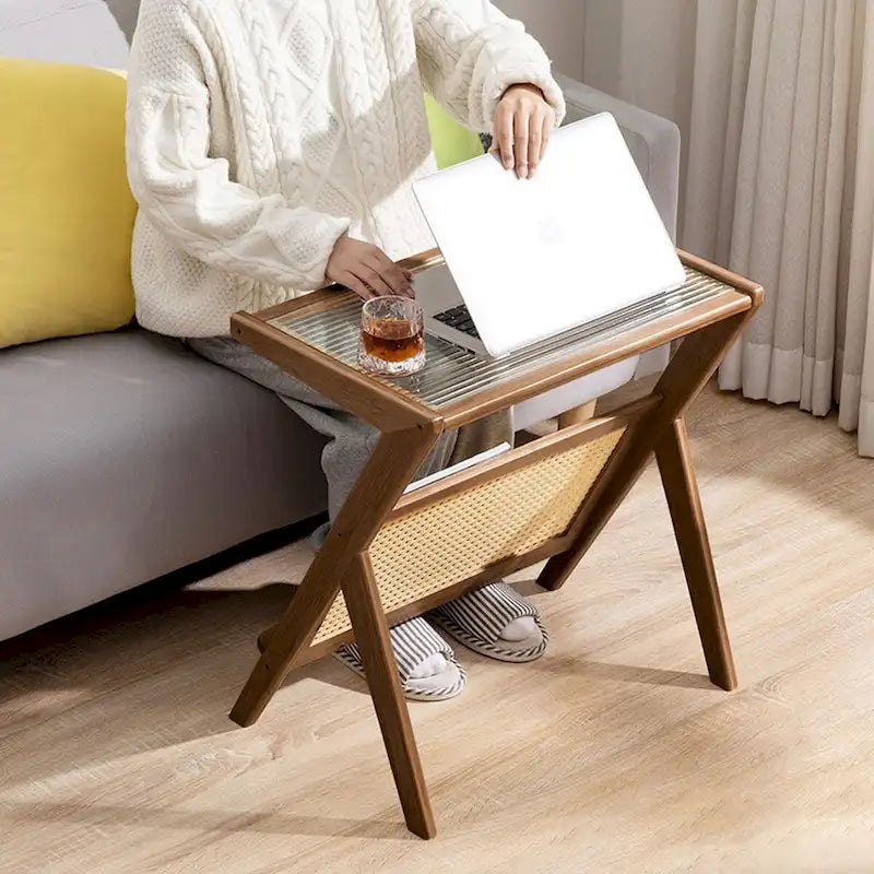 Beistelltisch aus Bambus mit geriffelter Glasplatte und Zeitschriftenablage