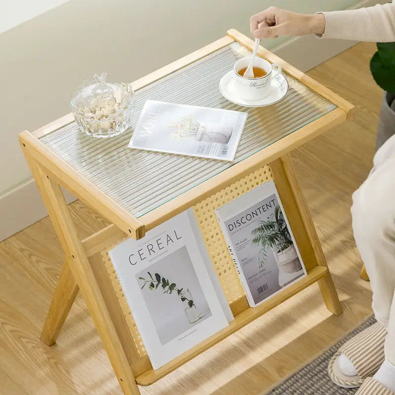 Beistelltisch aus Bambus mit geriffelter Glasplatte und Zeitschriftenablage