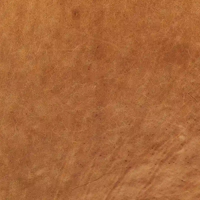 Gepolsterter Loungesessel aus italienischem Leder mit Knopfheftung und gerollten Armlehnen