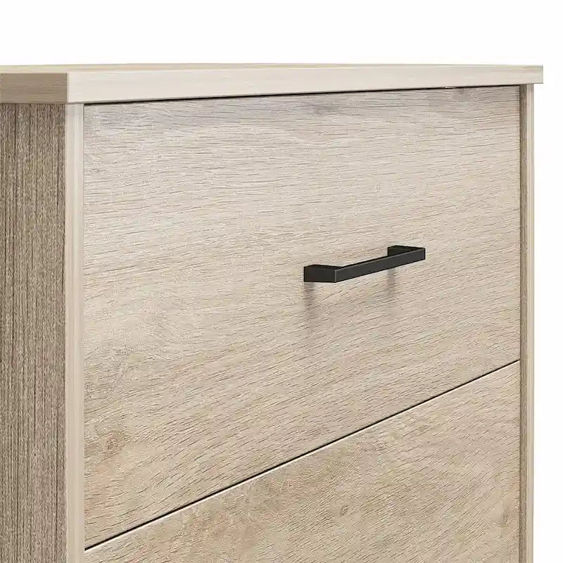 Cómoda alta com 5 gavetas e acabamento com textura de madeira